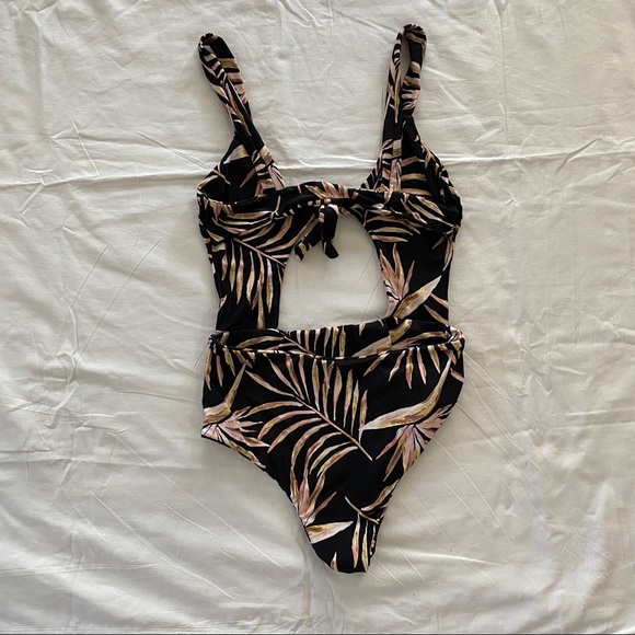 Amuse Society One Piece - Picture 5 of 5